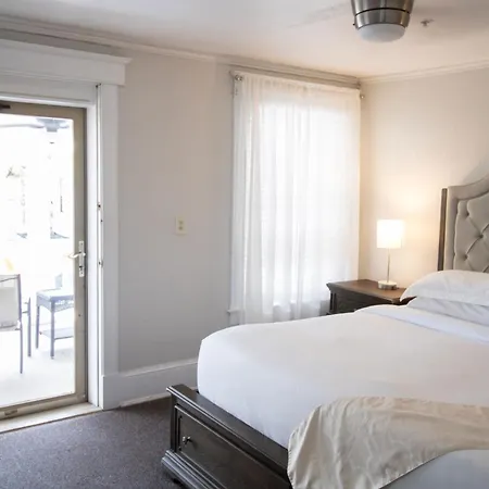 Inn On Charlotte Boutique Hotel-3