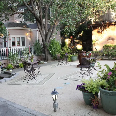 Hennessey House Bed And Breakfast-2
