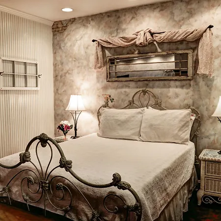 Olde Square Inn Bed And Breakfast-2
