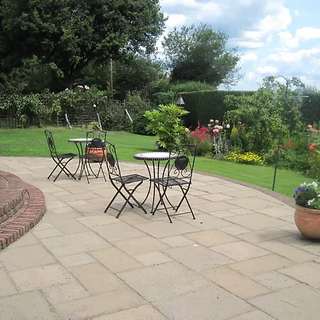 Trumbles Gatwick B&B, Peaceful Stay With Parking & Easy Airport Access-2