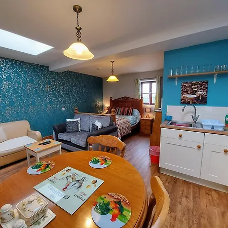 Countryside Retreat: Cosy Room with Fireplace and Balcony Views-3