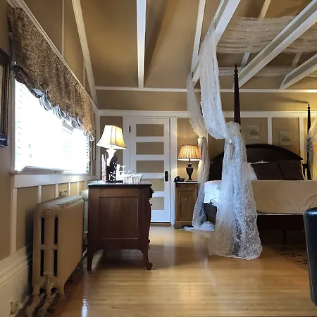 Leaside Manor-3