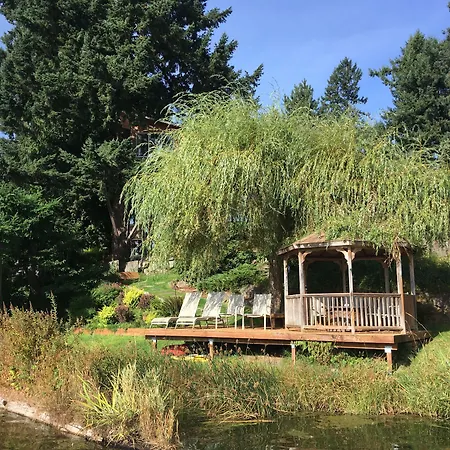 Cottage Lake Bed And Breakfast-3