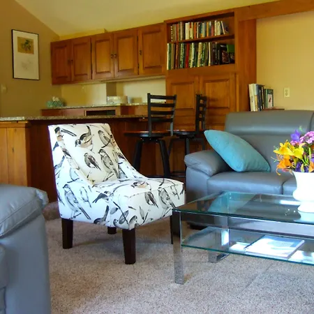 Loya'S Little House Bed & Breakfast-2
