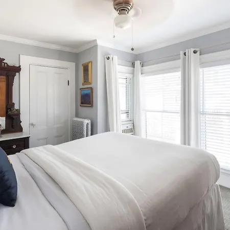 Queen Vic Guest House (Adults Only)-2
