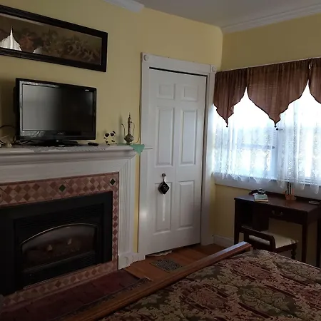 Armistead Cottage Bed & Breakfast-3