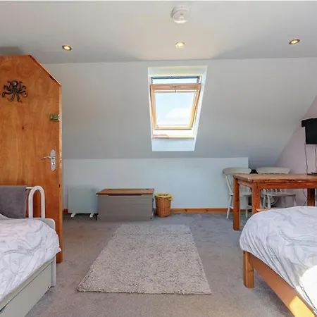 Burnside Cottage & Caravan Woodend-3