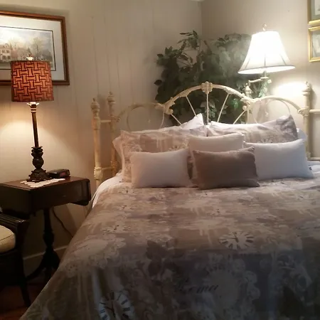 Pineapple Hill Inn Bed & Breakfast-3