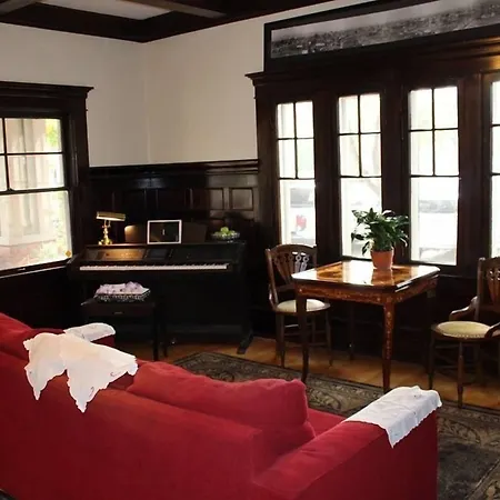 Lady Geneva Bed & Breakfast-2