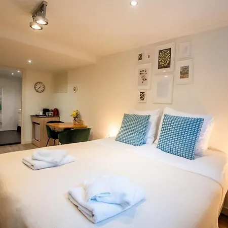 Nassau Canal Suites - In The Heart Of The City-2