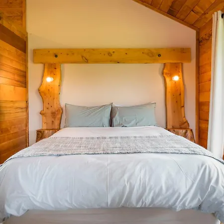 Rustic Hut Bush Retreat-2