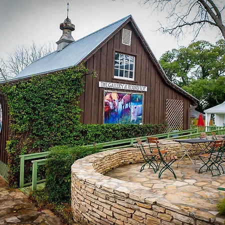 Round Top Hotel-3