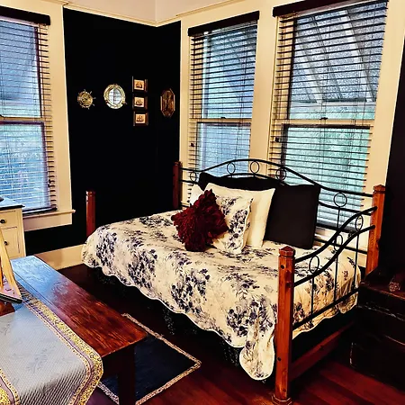 Grady House Bed & Breakfast-3