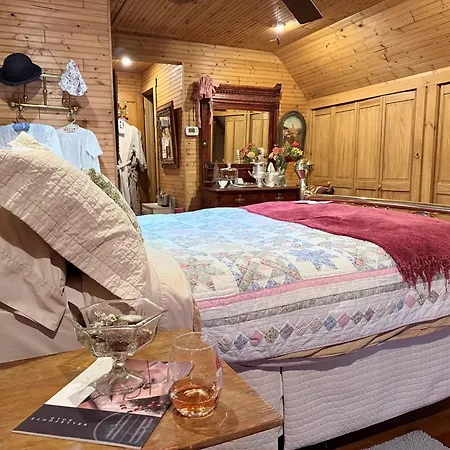 The Queen, A Victorian Bed & Breakfast-3