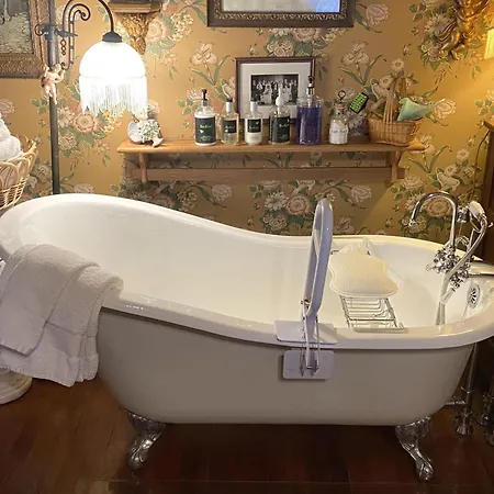 The Queen, A Victorian Bed & Breakfast-2