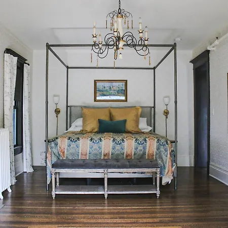 The New Victorian Mansion Bed & Breakfast-3