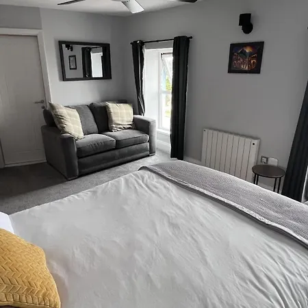 Hooper'S Sandy Beach Guest Rooms-3