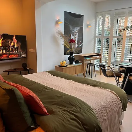 B&B Urban Oasis With Free Parking-3