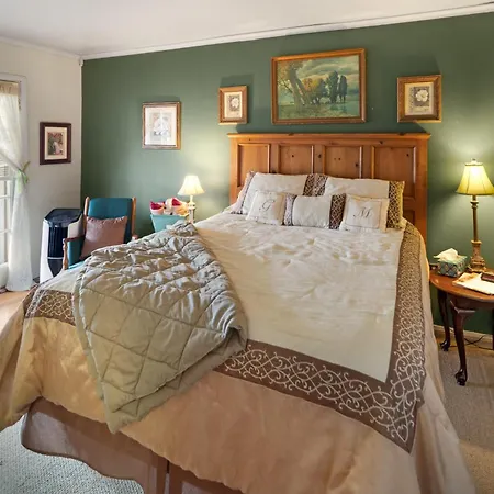 Glass Magnolia Bed & Breakfast-2