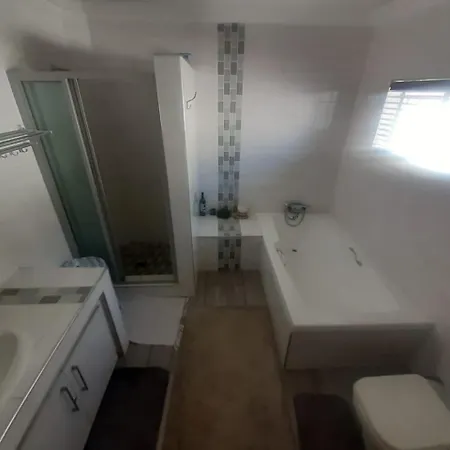 Schweezers Guest House-3