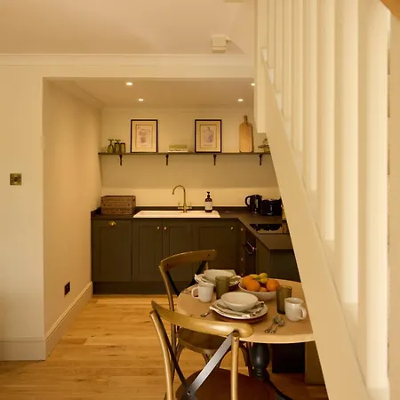 Great Ashley Farm Holiday Cottage & Shepherds Huts-2