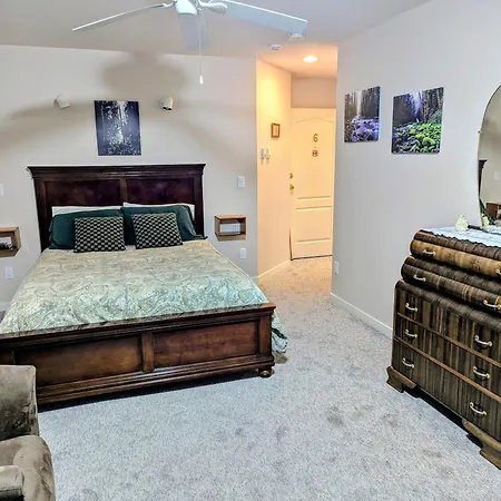 Cedar Wood Lodge Bed & Breakfast Inn-2