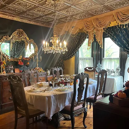 Aaron House Of Niagara Falls-3