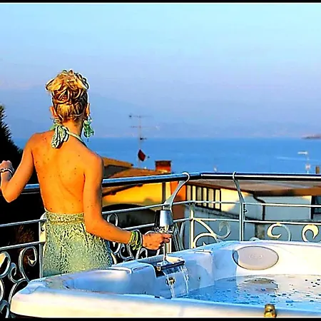 BELLAVISTA EXCLUSIVE B&B in zona centrale con piscina riscaldata-Jacuzzi vista lago LA COLAZIONE viene servita in una pasticceria rinomata ed esclusiva esterna alla struttura-3