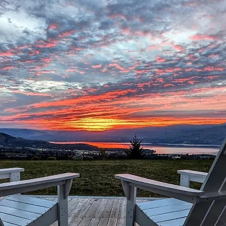 Autumn Lane B&B, Farmhouse Elegance & Stunning Lakeviews-2