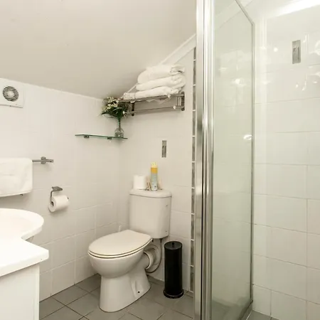 Ainslie Manor Guest House-2