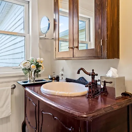 Hummingbird Haven Bed & Breakfast Luxury Suite With Terrace & Seasonal Lake Views Located In Historic Old Town Niagara-On-The-Lake-3