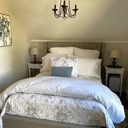 The Farmhouse Inn & Kitchen, 2 Blocks From Downtown Whitefish, Montana-3