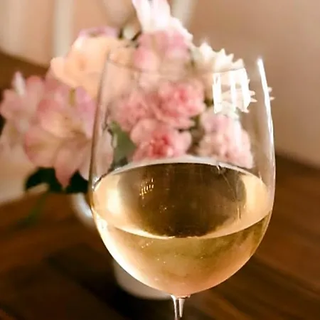 The Farmhouse Inn & Kitchen, 2 Blocks From Downtown Whitefish, Montana-2