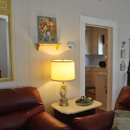 Flossie'S Corner Bed & Breakfast-3