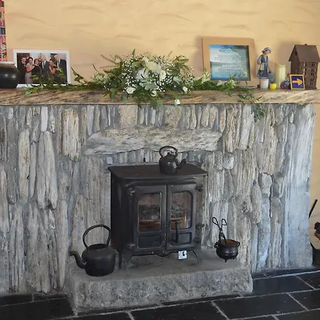 Lissyclearig Thatched Cottage-2