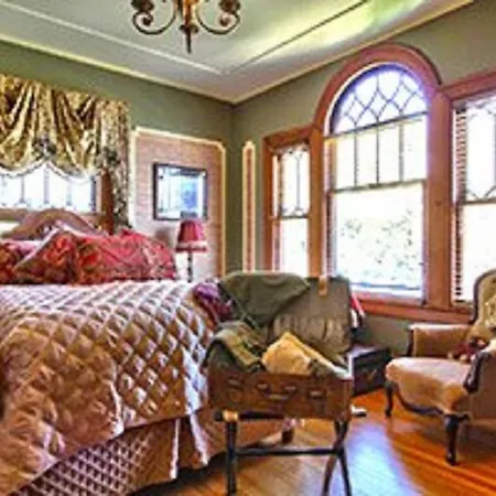 600 Main, A Bed & Breakfast And Victorian Tea Room-3