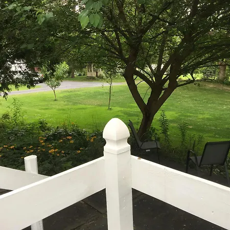 Glass Magnolia Bed & Breakfast-3
