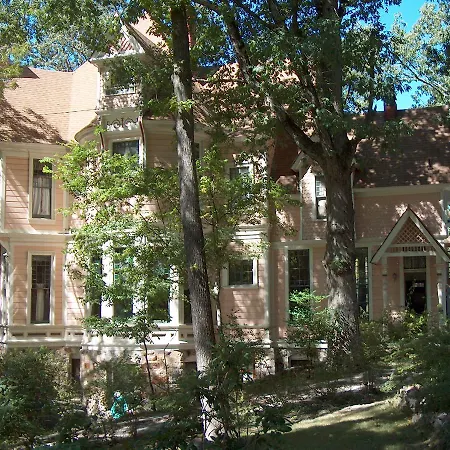 1884 Wildwood Bed And Breakfast Inn-3
