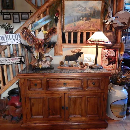 Idle Spurs Log Cabin Bed & Breakfast-3