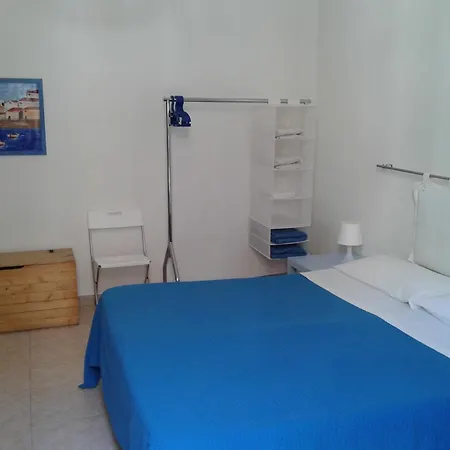 B&B Caravaggio Basic Rooms Near Ortigia-3