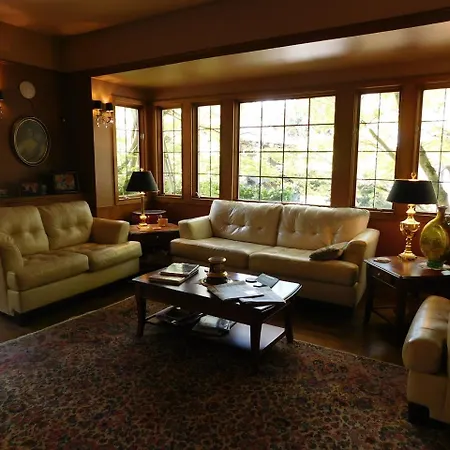 Bacon Mansion Bed And Breakfast-3
