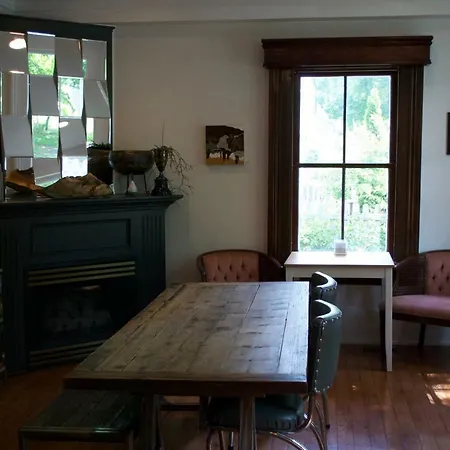 Queen Regent Bed & Breakfast-2
