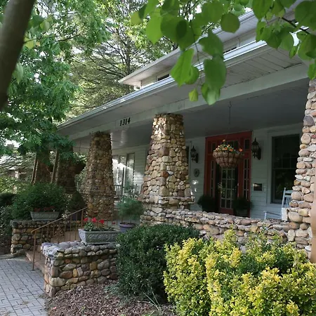 Aunt Adeline'S Bed And Breakfast-2