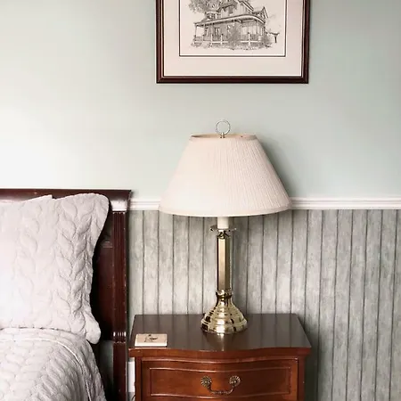 Mahogany Manor Bed & Breakfast-3