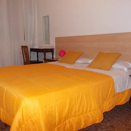 Travellers Lodge Bed & Rooms-2
