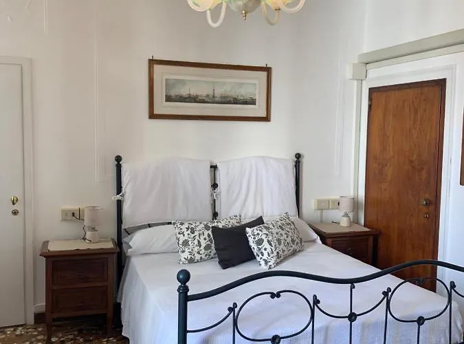 B&B Al Teatro With Canal View Venecia