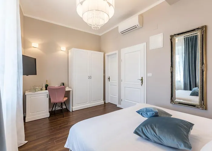 Theatre Of Dreams Rooms Split