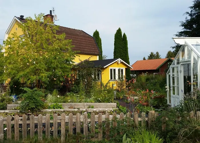 Perenner Pa Bakgarden Bed and Breakfast Motala