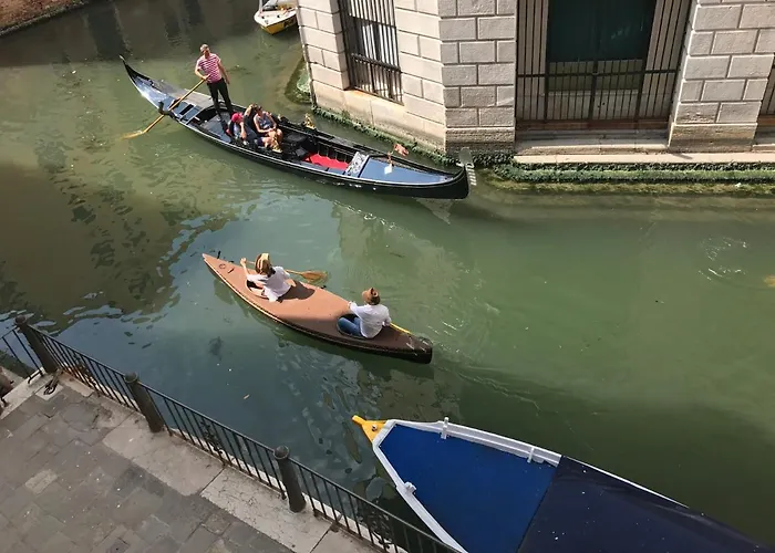 B&B Al Teatro With Canal View Venecia