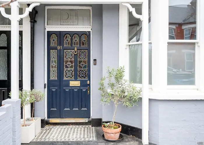 Doghouse Margate Bed & Breakfast